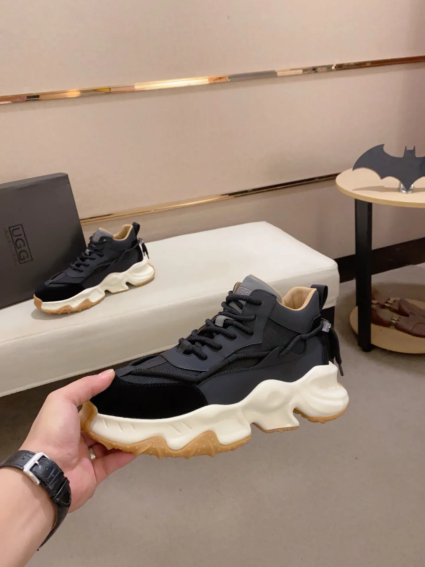 Factory price: 760💰(high-end goods) UGG❄️❄️The latest fashionable men's shoes👟 1:1⃣️Quality, fabric: high-end quality first-layer cowhide imported from Europe. Lining: wool lining, sole: pure imported foam outsole. ❤️High-end goods, fine workmanship, trendy and fashionable. The fit is very classy. If you know the goods, you will not be able to refuse😍😍Number of codes: 39-44
